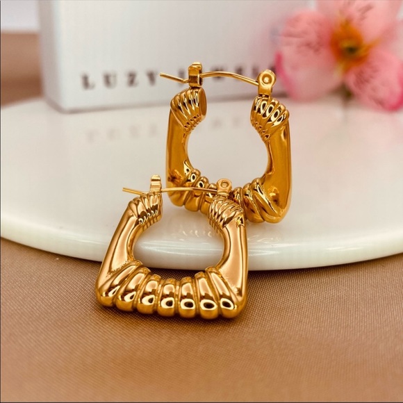 Luzy Jewelry Jewelry - 18K Gold Textured Square Shaped Hoops Earrings